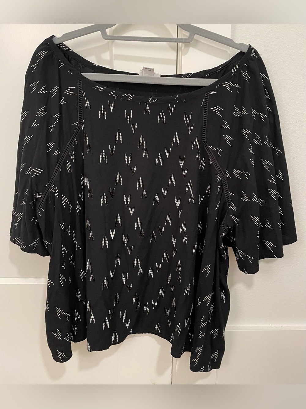Ava & Viv Black Geometric Flutter-Sleeve Tunic
